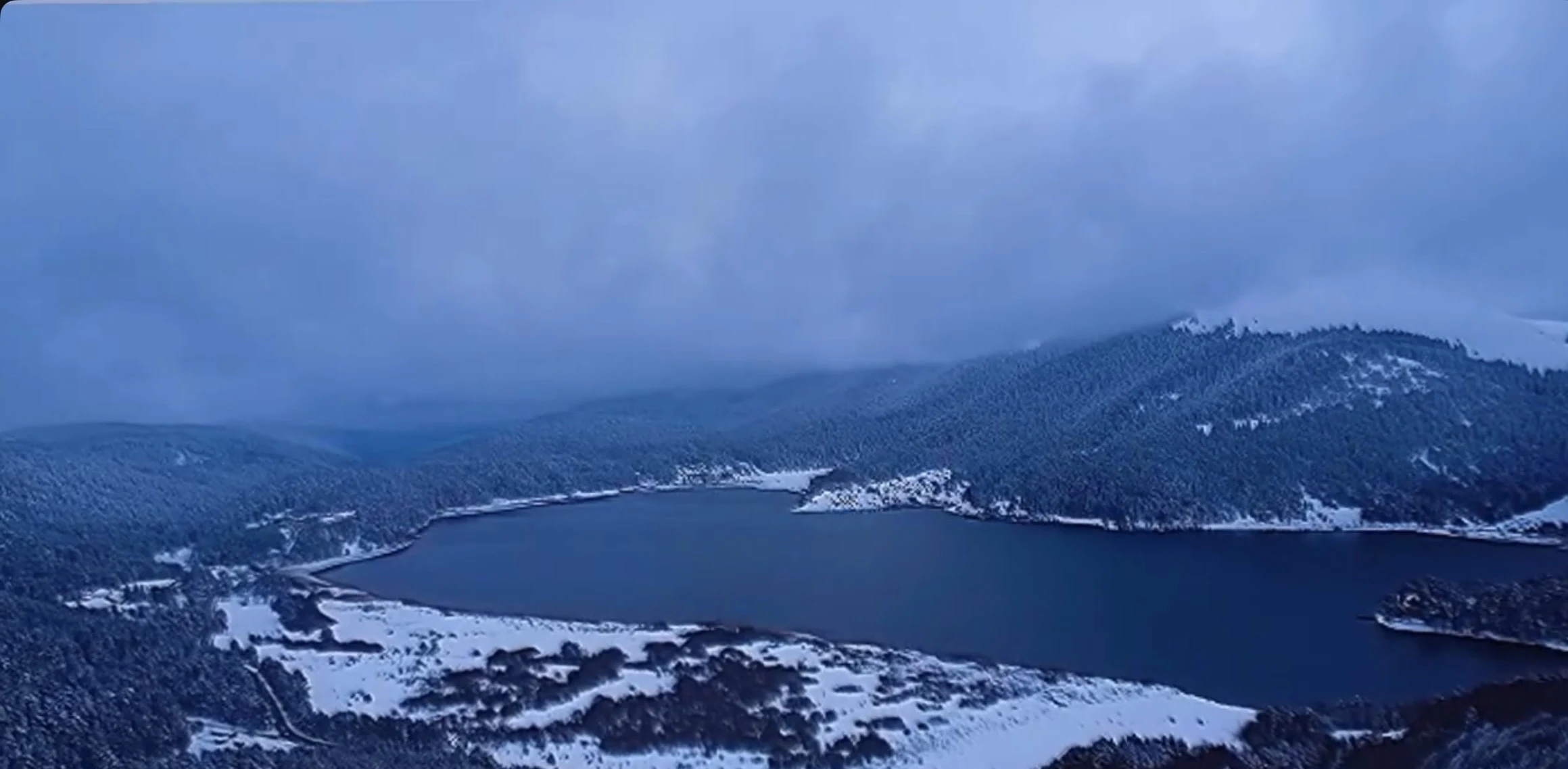 Karlı göl manzarası