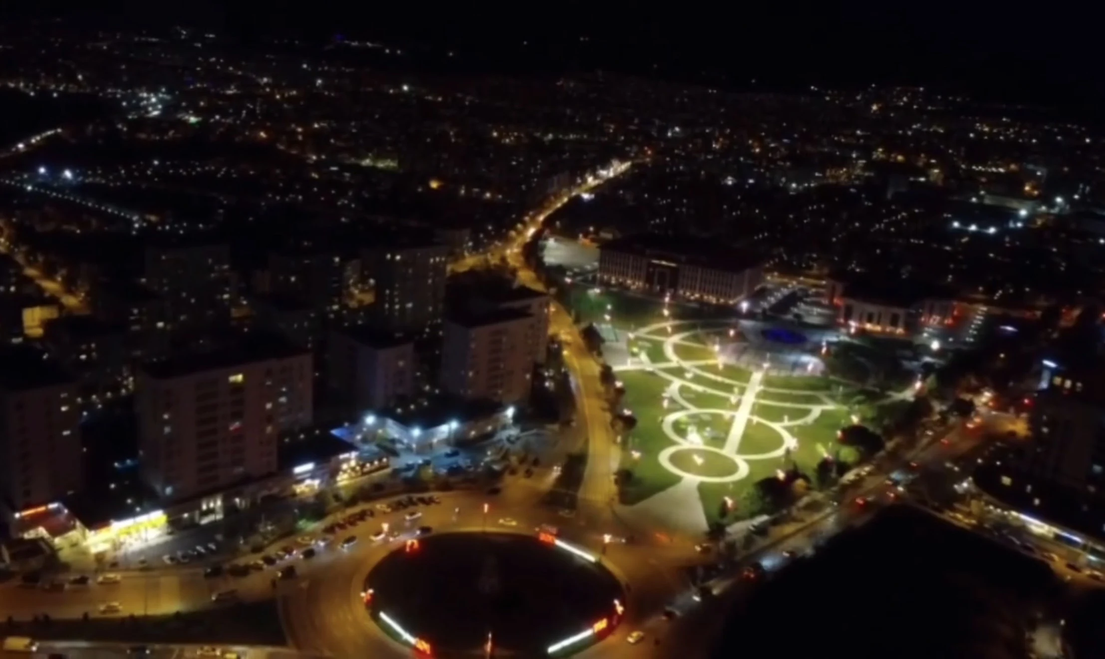 Şehir ışıkları ve meydan