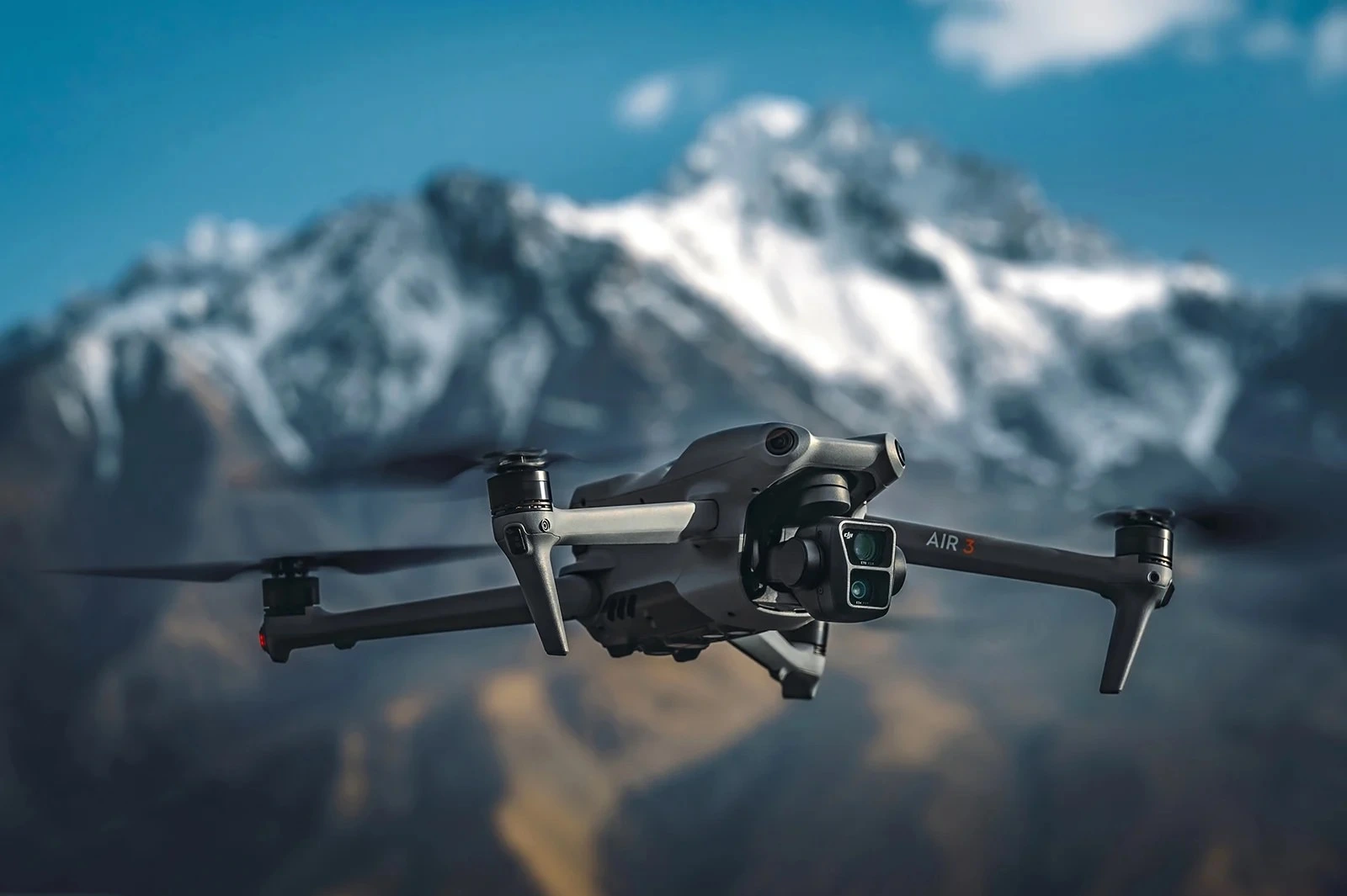 Drone çekimi – dağ manzarasında profesyonel drone
