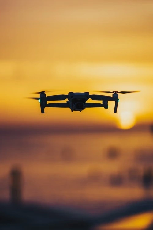 Drone çekimi – gün batımında uçuş